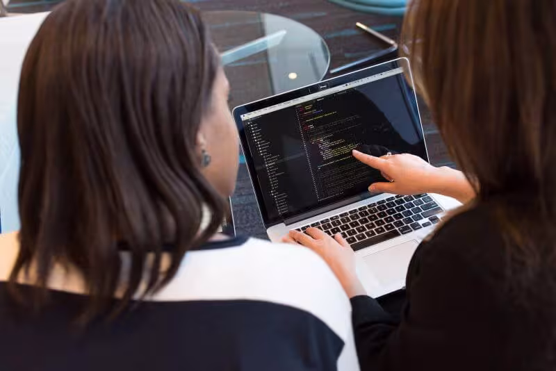 Mujeres programando